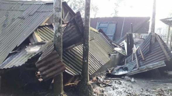 হঠাৎ ঝড়ে ঘর-বাড়ি লন্ডভন্ড, ফসলের ব্যাপক ক্ষতি