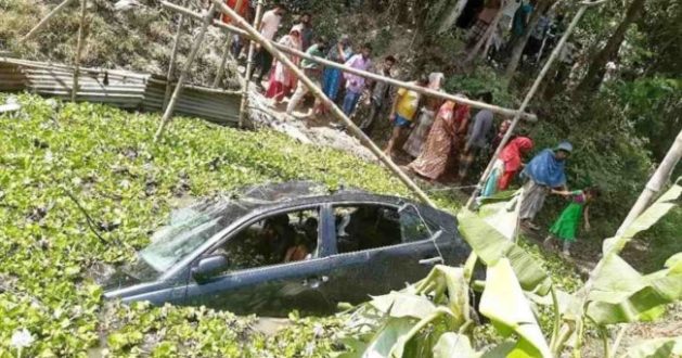 নিয়ন্ত্রণ হারিয়ে প্রাইভেটকার খালে, প্রাণ গেল ৩ জনের