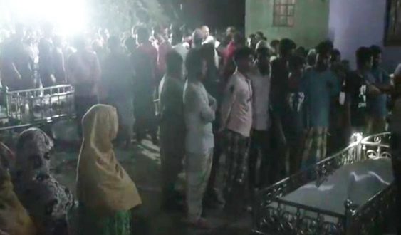 সড়ক দুর্ঘটনায় নিহত ৫ যুবকের বাড়িতে মাতম