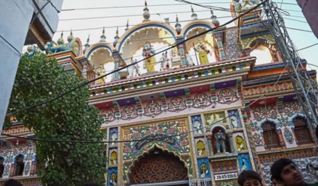 দিল্লিতে অনন্য নজির স্থাপন, মন্দির পাহারায় মুসলিমরা মসজিদে হিন্দুরা
