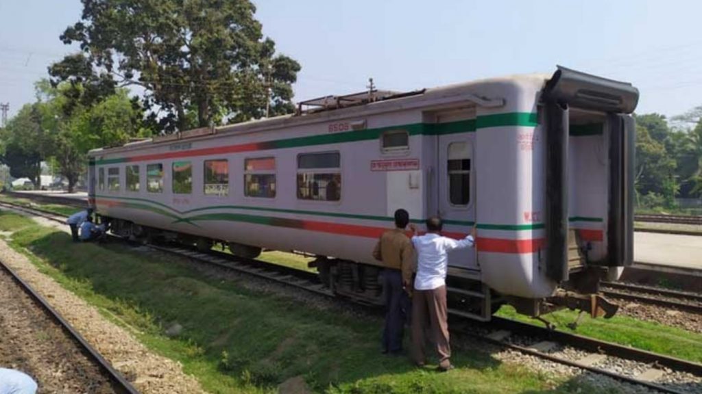 লাকসামে ট্রেনে আগুন, অল্পের জন্য বেঁচে গেল শত শত যাত্রী!