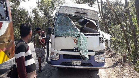 দুর্ঘটনায় পিকনিকের বাস : শিক্ষিকার হাত বিচ্ছিন্ন, আহত ১৫