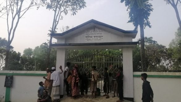 গোরস্থানে কঙ্কাল গাছে ঝুলিয়ে ফুল দিয়ে শ্রদ্ধা!