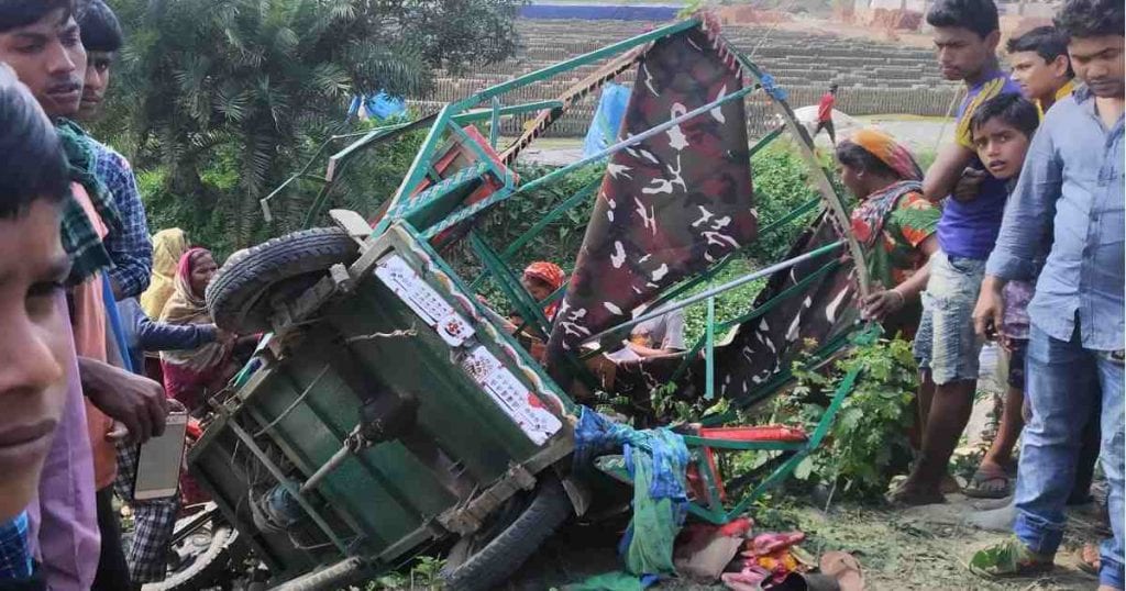 ইজিবাইকের ওপর গাছ পড়ে নিহত ৫