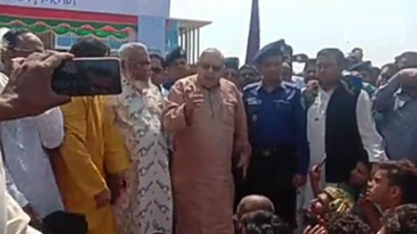 মন্ত্রীর গাড়ি আটকে শ্রমিকদের বিক্ষোভ