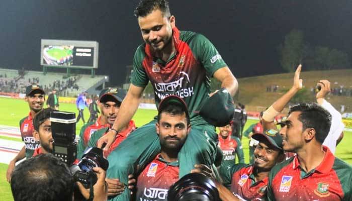 বিদায়ের আগে বর্তমান ক্রিকেট বিশ্বের সেরা অধিনায়কের নাম জানালেন মাশরাফি