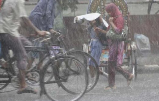 তুমুল ঝড়োবৃষ্টিতে সকাল শুরু রাজধানীবাসীর
