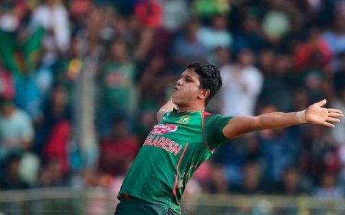 টার্গেট ৩২২ রান, শুরুতেই উইকেট হারাল জিম্বাবুয়ে