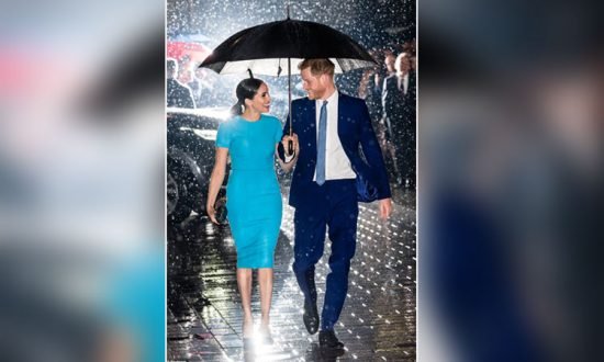 বৃষ্টিতে এক ছাতার নিচে রোমান্টিক মুডে হ্যারি-মেগান