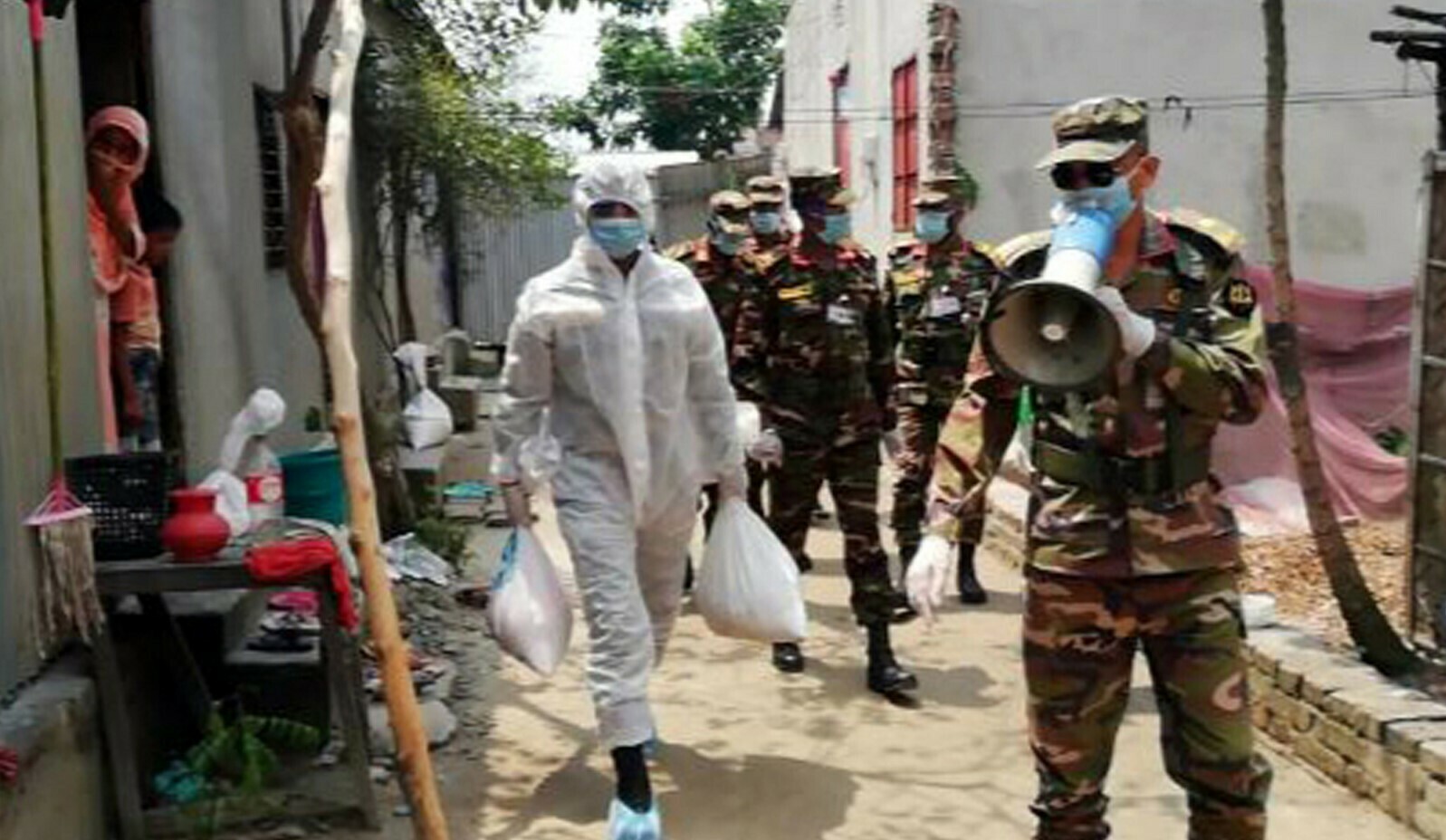 কেরানীগঞ্জে কর্মহীনদের বাড়ি বাড়ি গিয়ে খাদ্যসামগ্রী পৌঁছে দিচ্ছে সেনাবাহিনী