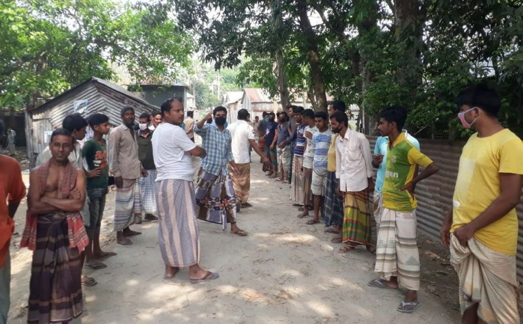 করোনার ত্রাণ আত্মসাৎ, চেয়ারম্যানের বাড়ি ঘেরাও করে এলাকাবাসীর বিক্ষোভ