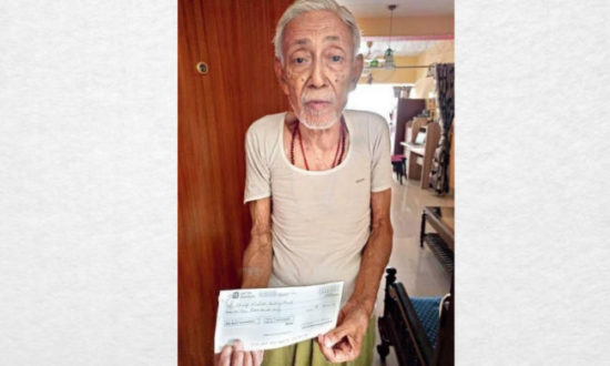 পুলিশের দেওয়া সাহায্য ফিরিয়ে উল্টো ১০ হাজার টাকার চেক দিলেন বৃদ্ধ