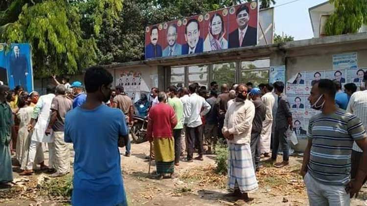 ত্রাণের দাবিতে এরশাদ পুত্রের বাসভবন ঘেরাও