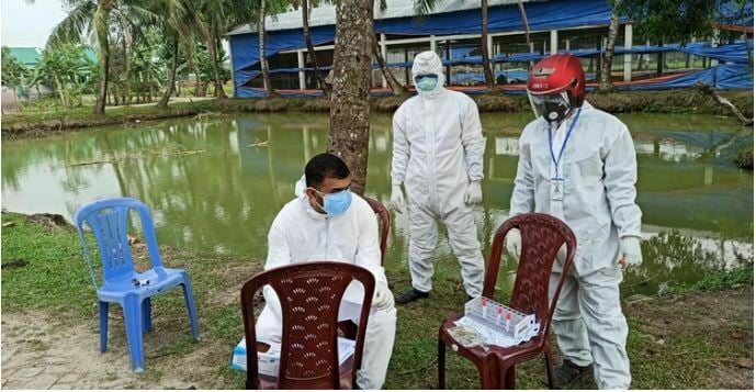 শ্রীপুরে স্বাস্থ্যকর্মীরা ঘুরছেন বাড়ি বাড়ি, সন্দেহ হলেই চলছে নমুনা সংগ্রহ