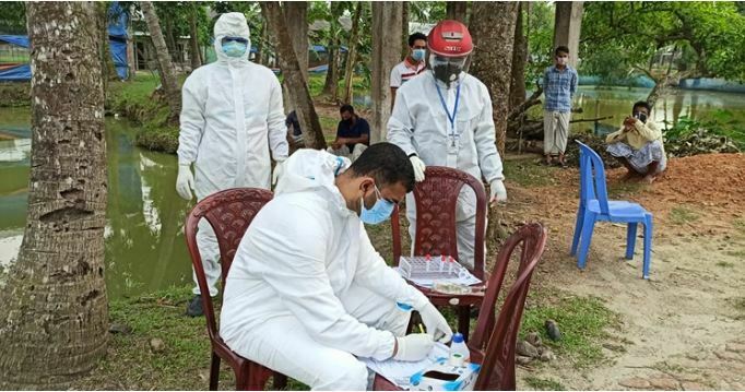 শ্রীপুরে স্বাস্থ্যকর্মীরা ঘুরছেন বাড়ি বাড়ি, সন্দেহ হলেই চলছে নমুনা সংগ্রহ