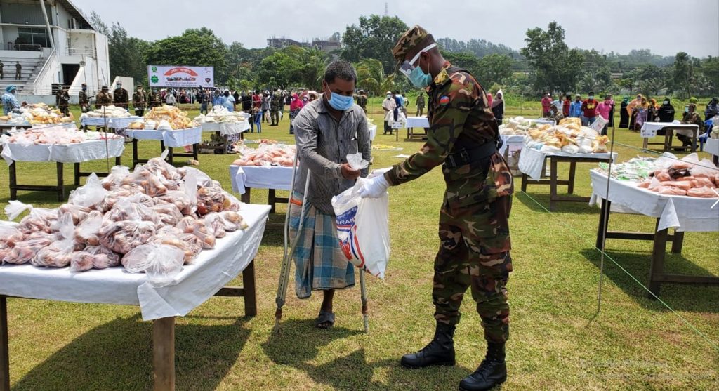 কক্সবাজারে সেনাবাহিনীর ‘সেনা বাজার’, বিনামূল্যে খাদ্যসামগ্রী পেল ১০০০ পরিবার