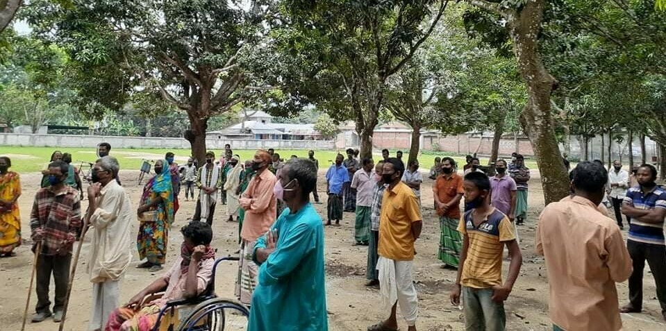 দিনাজপুরের কাহারোলে কর্মহীনদের খাদ্যসামগ্রী দিল রংপুর বিভাগ সমিতি, ঢাকা
