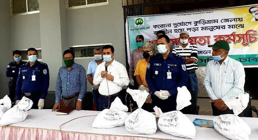 কুড়িগ্রামে কর্মহীন অসহায় পরিবারকে খাদ্য সহায়তা দিচ্ছে রংপুর বিভাগ সমিতি, ঢাকা
