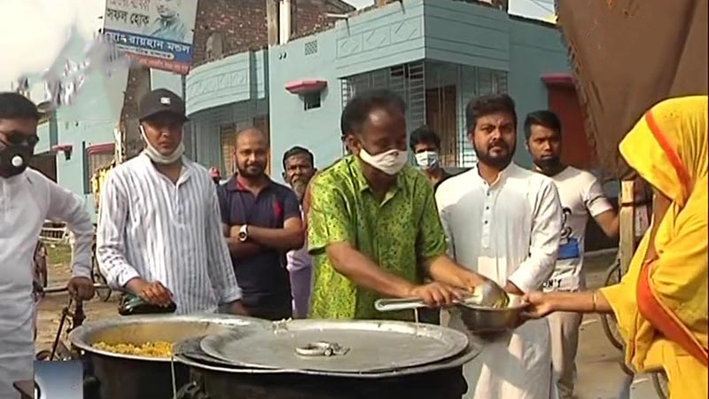 বিপদের এই দিনে ১৪ হাজার মানুষের ঘরে রান্না করা খাবার দিচ্ছেন বগুড়ার মান্নান আকন্দ
