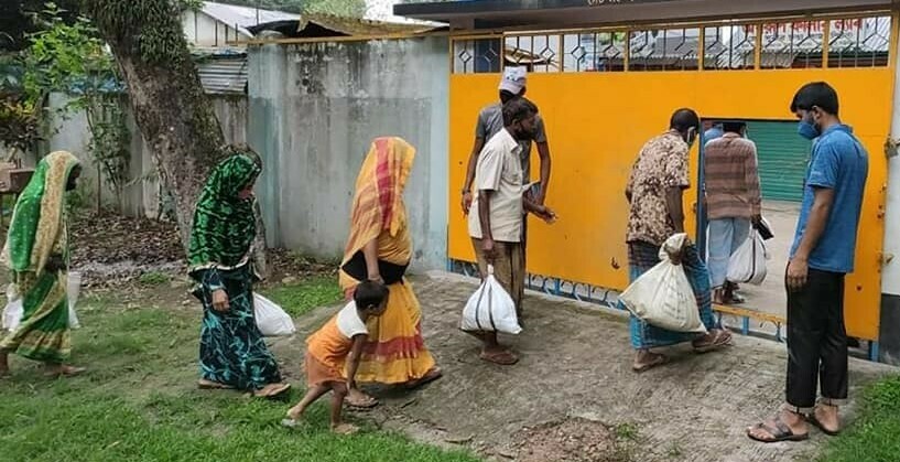 গাইবান্ধায় কর্মহীন মানুষকে খাদ্য সহায়তা দিচ্ছে রংপুর বিভাগ সমিতি, ঢাকা
