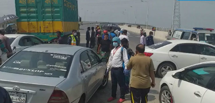 যাত্রীবাহী পরিবহন ঢাকায় ফেরত পাঠাচ্ছে পুলিশ