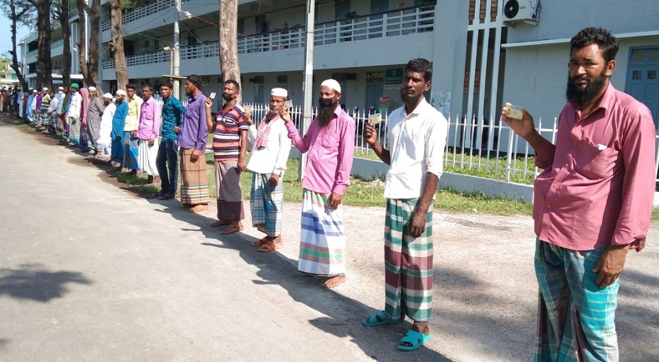 চাল না পেয়ে আ. লীগ নেতার বিরুদ্ধে ডিসির বাসার সামনে জেলেদের অবস্থান