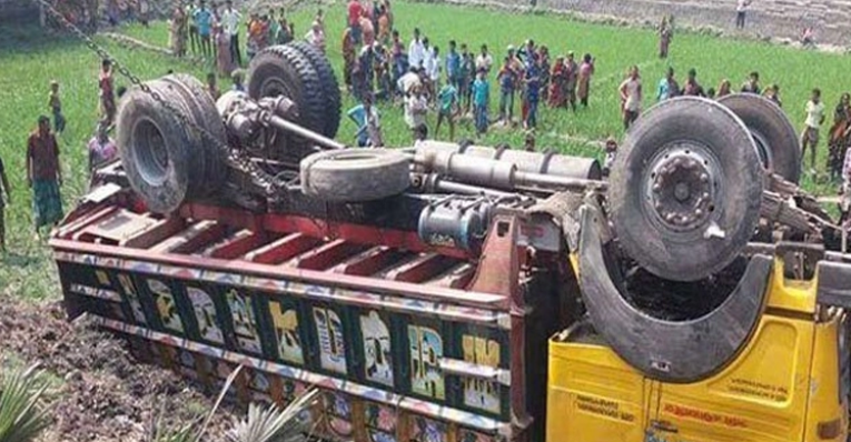 ট্রাক উল্টে ১৩ জনের মৃত্যু