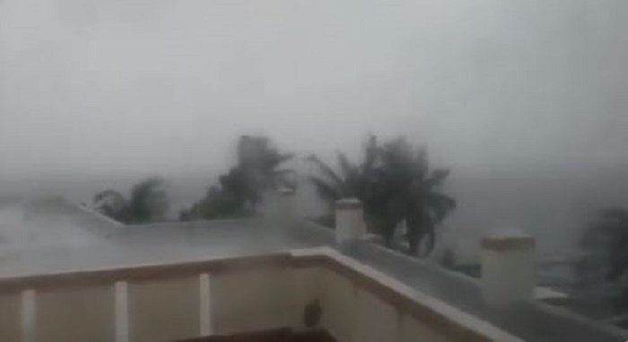 পশ্চিমবঙ্গের স্থলভাগে ঢুকেই তাণ্ডব চালানো শুরু করেছে আম্ফান
