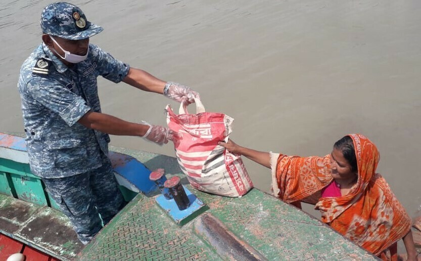 ৭টি জাহাজ থেকে অসহায় জেলে পরিবারকে খাদ্য সহায়তা দিচ্ছে নৌবাহিনী