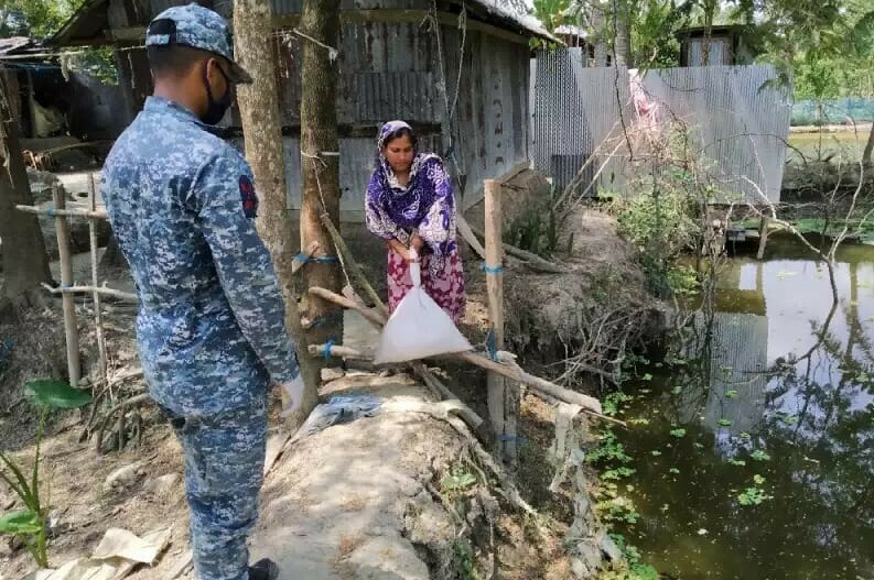 উপকূলীয় এলাকায় অসহায় মানুষের ঘরে ঘরে খাদ্যসামগ্রী পৌঁছে দিচ্ছে নৌবাহিনী