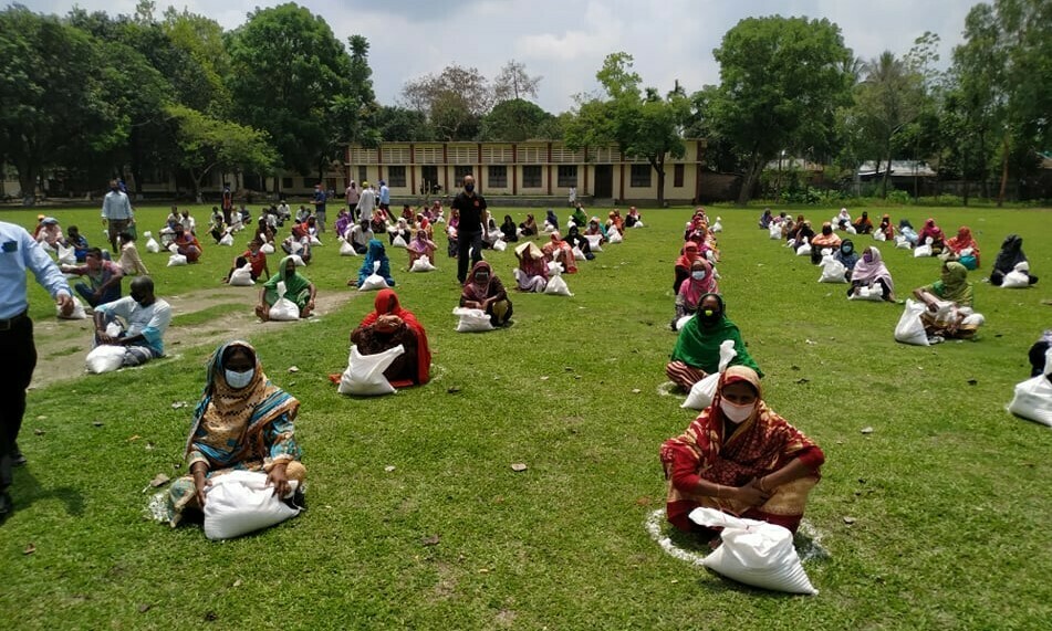 সৈয়দপুরে কর্মহীন মানুষের মাঝে খাদ্যসামগ্রী বিতরণ করল রংপুর বিভাগ সমিতি, ঢাকা