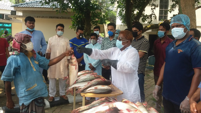 এবার ত্রাণ হিসাবে মাছ বিতরণ