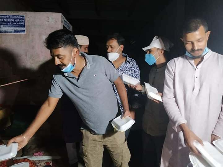 মানিকগঞ্জে যুবলীগ নেতার উদ্যোগে ভাসমান মানুষের মাঝে সেহরি বিতরন
