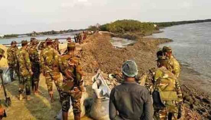 কয়রায় বাঁধ মেরামতে কাজ করছে সেনাবাহিনী