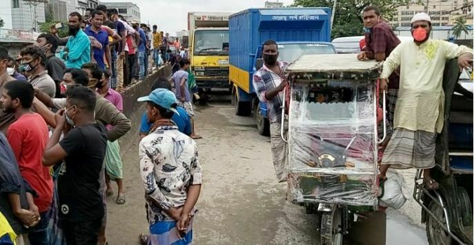 গাজীপুরে পোশাক শ্রমিকদের মহাসড়ক অবরোধ বিক্ষোভ