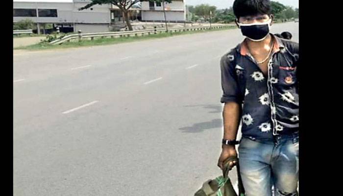 হেঁটে ২ হাজার কিলোমিটার পাড়ি, বাড়ি ফিরে সাপের কামড়ে করুণ মৃত্যু