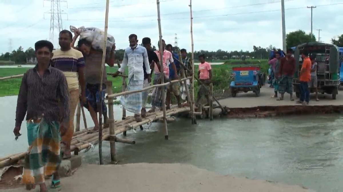 গাজীপুরে বন্যা পরিস্থিতিতে সাধারণ মানুষের দুর্ভোগ কমেনি