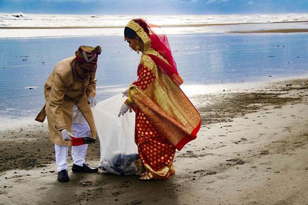 হানিমুনে গিয়ে সমুদ্রসৈকত পরিষ্কারে নামলেন নবদম্পতি
