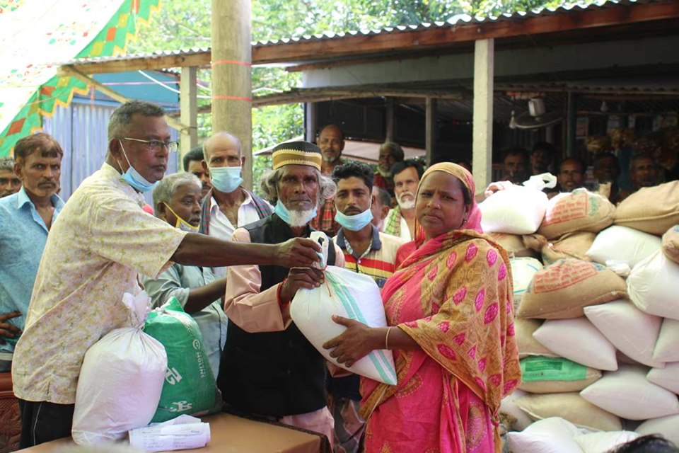 ভাতার টাকায় ত্রাণ দিলেন মুক্তিযোদ্ধা