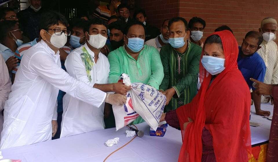 বন্যার্তদের ত্রান দিলেন কেন্দ্রীয় সেচ্ছাসেবক লীগ