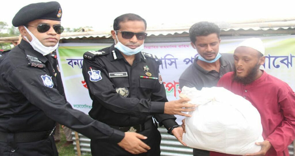সিরাজগঞ্জে বন্যার্তদের মাঝে র্যাবের ত্রাণসামগ্রী বিতরণ (ভিডিও)
