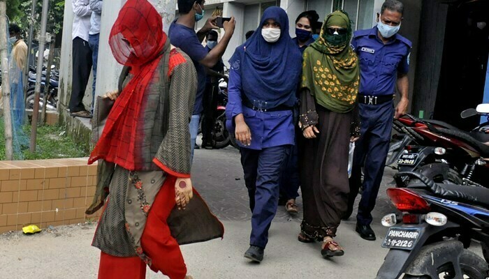 নারী নিয়ে ফূর্তির সময় জনপ্রতিনিধিসহ ছয়জন ধরা