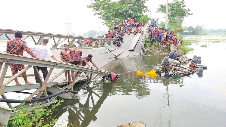 ফুলছড়িতে বেইলি সেতু ভেঙে ট্রাক খাদে, চালক নিহত