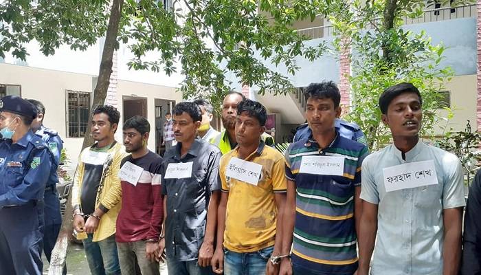 ডাকাতি করতে টিকিট কেটে নৈশকোচে উঠেছিলেন তারা