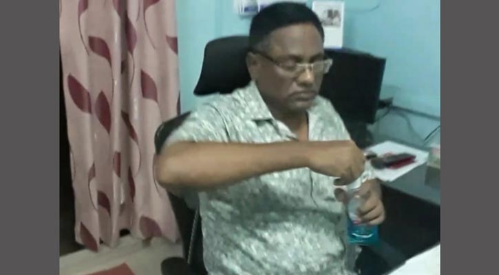 হাত স্যানিটাইজ করে ঘুষ নেন লালমনিরহাটের ওসি মাহফুজ!
