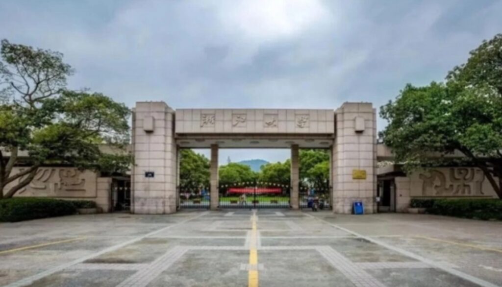 চীনে বিশ্ববিদ্যালয়ের এক শিক্ষার্থী বহিষ্কার