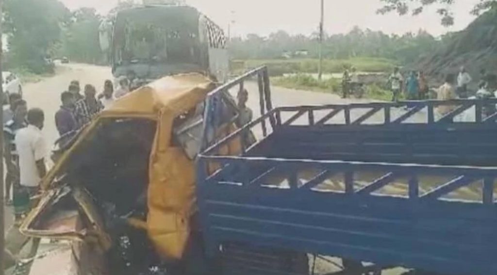 ধামরাইয়ে বাস-পিকআপ সংঘর্ষে প্রাণ গেল ৩ জনের