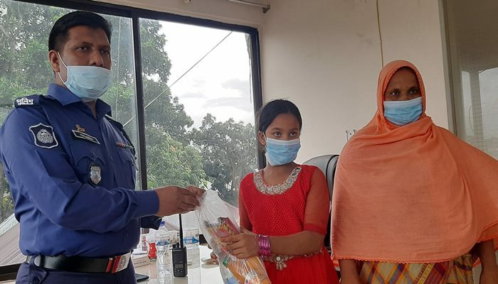 পুলিশের সহায়তায় ১ ঘণ্টায় মেয়েকে ফিরে পেলেন মা