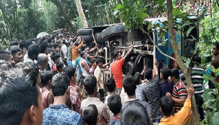 ঘুমের ঘোরে ৬ জনকে পিষে মারলেন চালক