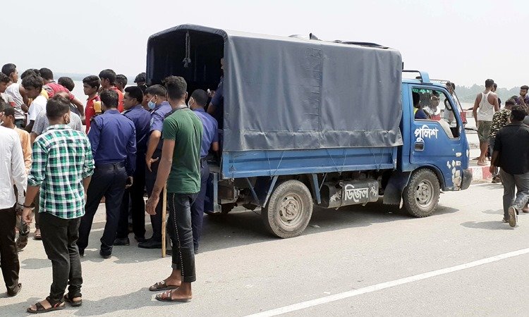 স্ত্রীর সামনে ভরা নদীতে ঝাঁপ দিলেন স্বামী